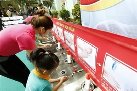 Hướng dẫn cho trẻ rửa tay với xà phòng để phòng chống dịch bệnh. (Ảnh: TTXVN/Vietnam+)