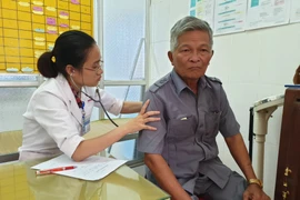 Khám bệnh cho người dân tại Trạm y tế xã Cẩm Thành, Hà Tĩnh. (Ảnh: T.G/Vietnam+)