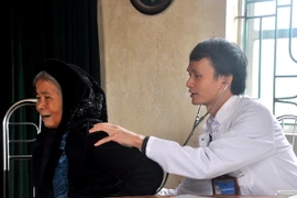 Khám bệnh miễn phí cho người có công với cách mạng