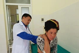 Bác sỹ của Dự án bác sỹ trẻ khám chữa bệnh cho người dân tại huyện Mường Tè, Lai Châu. (Ảnh: T.G/Vietnam+)