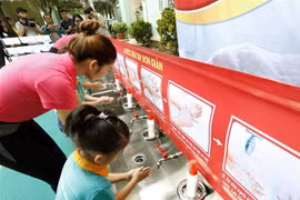 Bộ Y tế tổ chức hoạt động hướng dẫn học sinh rửa tay với xà phòng đúng cách để phòng dịch bệnh. (Ảnh: TTXVN/Vietnam+)