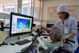 Nhân viên y tế thực hiện trị liệu cho một bệnh nhân. (Ảnh: T.G/Vietnam+)