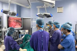 Các bác sỹ Bệnh viện Trung ương Quân đội 108 thực hiện ca phẫu thuật cho bệnh nhân. (Ảnh: PV/Vietnam+)