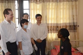 Bộ Y tế giám sát chặt sức khỏe 3 sinh viên đến từ vùng dịch Ebola