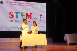 Học sinh trình diễn các thí nghiệm khoa học tại Ngày hội STEM. (Ảnh: PV/Vietnam+)