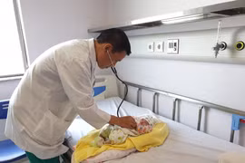 Bác sỹ Trung tâm tim mạch trẻ em khám cho bệnh nhi người Lào. (Ảnh: T.G/Vietnam+)