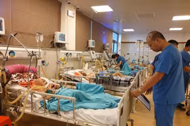 Tại Khoa Cấp cứu Bệnh viện Lão khoa Trung ương, lượng bệnh nhân cấp cứu trong những ngày nắng nóng tăng gấp 2 lần.