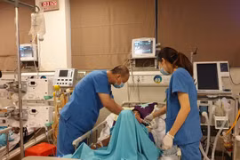 Bác sỹ theo dõi cho bệnh nhân tại Khoa Cấp cứu, Bệnh viện Lão khoa Trung ương. (Ảnh: PV/Vietnam+)