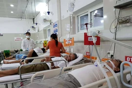 Nhiều bệnh nhân được đưa vào cấp cứu tại Bệnh viện Bạch Mai trong ngày 4/7. (Ảnh: T.G/Vietnam+)