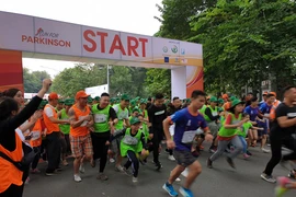 Những người tham dự chạy ở cự ly 2km vòng quanh hồ Hoàn Kiếm. (Ảnh: T.G/Vietnam+)