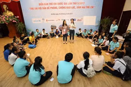 Trẻ em thảo luận về các vấn đề phòng, chống bạo lực, xâm hại trẻ em tại Diễn đàn trẻ em quốc gia lần thứ 5/2017 chủ đề “Trẻ em với vấn đề phòng, chống bạo lực, xâm hại trẻ em” (24/8/2017). (Ảnh: Anh Tuấn/TTXVN)