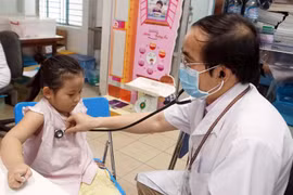 Bác sỹ khám bệnh cho trẻ em. (Ảnh: TTXVN/Vietnam+)