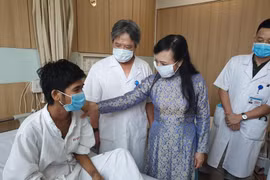 Bộ trưởng Bộ Y tế thăm bệnh nhân sau ghép tạng. (Ảnh: PV/Vietnam+)