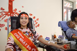 Hoa hậu Tiểu Vy rạng rỡ khi lần đầu tham gia hiến máu nhân đạo. (Ảnh: PV/Vietnam+)