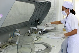 Thiết bị y tế phục vụ chẩn đoán điều trị cho bệnh nhân. (Ảnh: TTXVN)