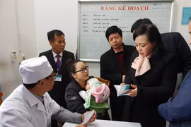 Bộ trưởng Bộ Y tế Nguyễn Thị Kim Tiến kiểm tra công tác tiêm chủng tại Trạm Y tế xã Phú Nghĩa. (Ảnh: T.G/Vietnam+)