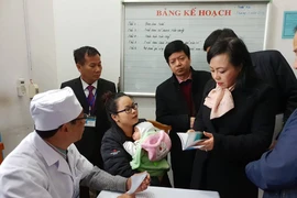 Bộ trưởng Bộ Y tế Nguyễn Thị Kim Tiến kiểm tra công tác tiêm chủng tại Trạm Y tế xã Phú Nghĩa. (Ảnh: T.G/Vietnam+)