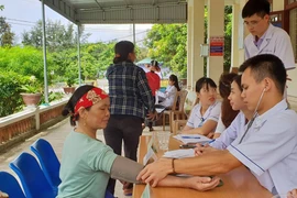 Bác sỹ tuyến trên về khám chữa bệnh cho người dân huyện đảo Cô Tô, Quảng Ninh. (Ảnh: T.G/Vietnam+)Bác sỹ tuyến trên về khám chữa bệnh cho người dân huyện đảo Cô Tô, Quảng Ninh. (Ảnh: T.G/Vietnam+)