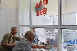 Lấy máu xét nghiệm cho bệnh nhân. (Ảnh: PV/Vietnam+)