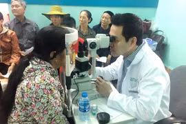 Bác sỹ khám mắt cho người dân tại tỉnh Ninh Bình. (Ảnh: PV/Vietnam+)