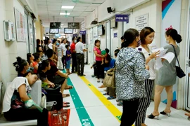 Bệnh viện Bệnh Nhiệt đới Trung ương tiếp nhận khám, điều trị hàng trăm bệnh nhân sốt xuất huyết. (Ảnh: Dương Ngọc/TTXVN)