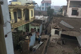 Những ngôi nhà bị tan tác do Vụ nổ gây ra. (Ảnh: PV/Vietnam+)