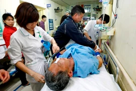 Cấp cứu cho bệnh nhân tại Bệnh viện Việt Đức. (Ảnh: Dương Ngọc/TTXVN)