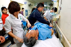 Cấp cứu cho bệnh nhân tại Bệnh viện Việt Đức. (Ảnh: Dương Ngọc/TTXVN)