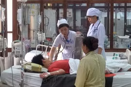 Khám cho bệnh nhân mắc sốt xuất huyết tại Phú Yên. (Ảnh: Xuân Triệu/TTXVN)