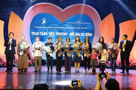 Tri ân đại diện gia đình có người hiến tặng mô tạng và những người hiến tạng khi còn sống. (Ảnh: Dương Ngọc/TTXVN)