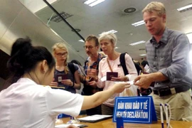 Kiểm tra tờ khai y tế với hành khách đến từ Trung Đông 