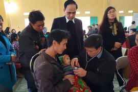 Các bác sỹ siêu âm cho bệnh nhân. (Ảnh: T.G/Vietnam+)