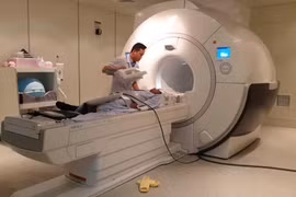 Chụp cho bệnh nhân bằng hệ thống máy móc kỹ thuật cao tại Bệnh viện Bệnh Nhiệt đới Trung ương. (Ảnh: T.G/Vietnam+)