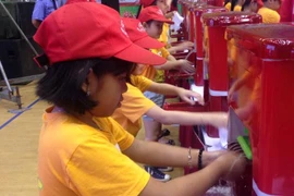 Các em học sinh rửa tay tại buổi lễ phát động chiến dịch. (Ảnh: PV/Vietnam+)