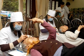 Bác sỹ khám phát hiện bệnh glôcôm cho dân. (Ảnh: Hữu Oai/TTXVN)