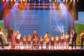 Hình ảnh tại chương trình giao lưu nghệ thuật Ngày mai tươi sáng. 