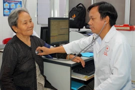 Người dân khám chữa bệnh tại Bệnh viện quận Thủ Đức, Thành phố Hồ Chí Minh. (Ảnh: Phương Vy/TTXVN)