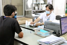 Cấp thuốc điều trị HIV/AIDS cho bệnh nhân. (Ảnh: Dương Ngọc/TTXVN)