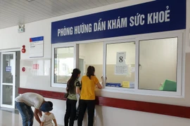 Người dân tới khám sức khoẻ tại Bệnh viện Hữu nghị Việt Nam - Cu Ba Đồng Hới. (Ảnh: PV/Vietnam+)