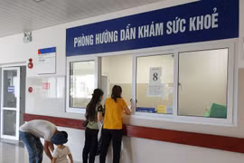 Người dân tới khám sức khoẻ tại Bệnh viện Hữu nghị Việt Nam - Cu Ba Đồng Hới. (Ảnh: PV/Vietnam+)