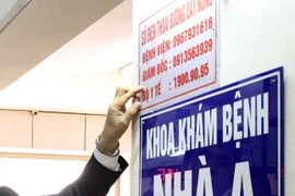 Những số điện thoại đường dây nóng được gắn tại Bệnh viện Phụ sản Trung ương. (Ảnh: TTXVN/Vietnam+)