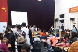 Hơn 200 học sinh của Trường Mầm non Thanh Khương được đưa về Hà Nội xét nghiệm sán lợn. (Ảnh: PV/Vietnam+)