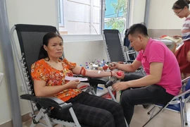 Người dân tới hiến máu tại điểm hiến máu cố định tại Trạm Y tế phường Nhân Chính. (Ảnh: PV/Vietnam+)