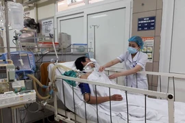 Bệnh nhân ngộ độc rượu có Methanol đang điều trị tại Bệnh viện Bạch Mai. (Ảnh: T.G/Vietnam+)