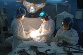 Một ca phẫu thuật cắt khối u cho bệnh nhân. (Ảnh: TTXVN)