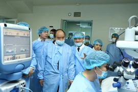 [Thủ tướng Nguyễn Xuân Phúc thăm các khoa, phòng của Bệnh viện Mắt Trung ương. Ảnh: Thống Nhất - TTXVN]