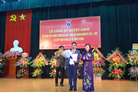 Bộ trưởng Bộ Y tế Nguyễn Thị Kim Tiến đã trao quyết định bổ nhiệm Hiệu trưởng Trường Đại học Y Dược Hải Phòng. (Ảnh: PV/Vietnam+)