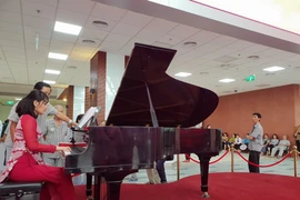 [Video] Sững sờ với tiếng đàn piano thánh thót tại Bệnh viện 108