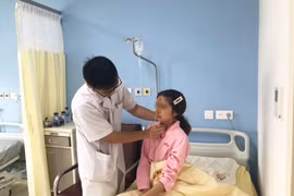 Bác sỹ Hưng khám cho bệnh nhân. (Ảnh: PV/Vietnam+)