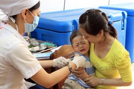Người dân nên đưa trẻ đi tiêm chủng vắcxin để phòng chống dịch viêm não Nhật Bản. (Ảnh: Dương Ngọc/TTXVN)